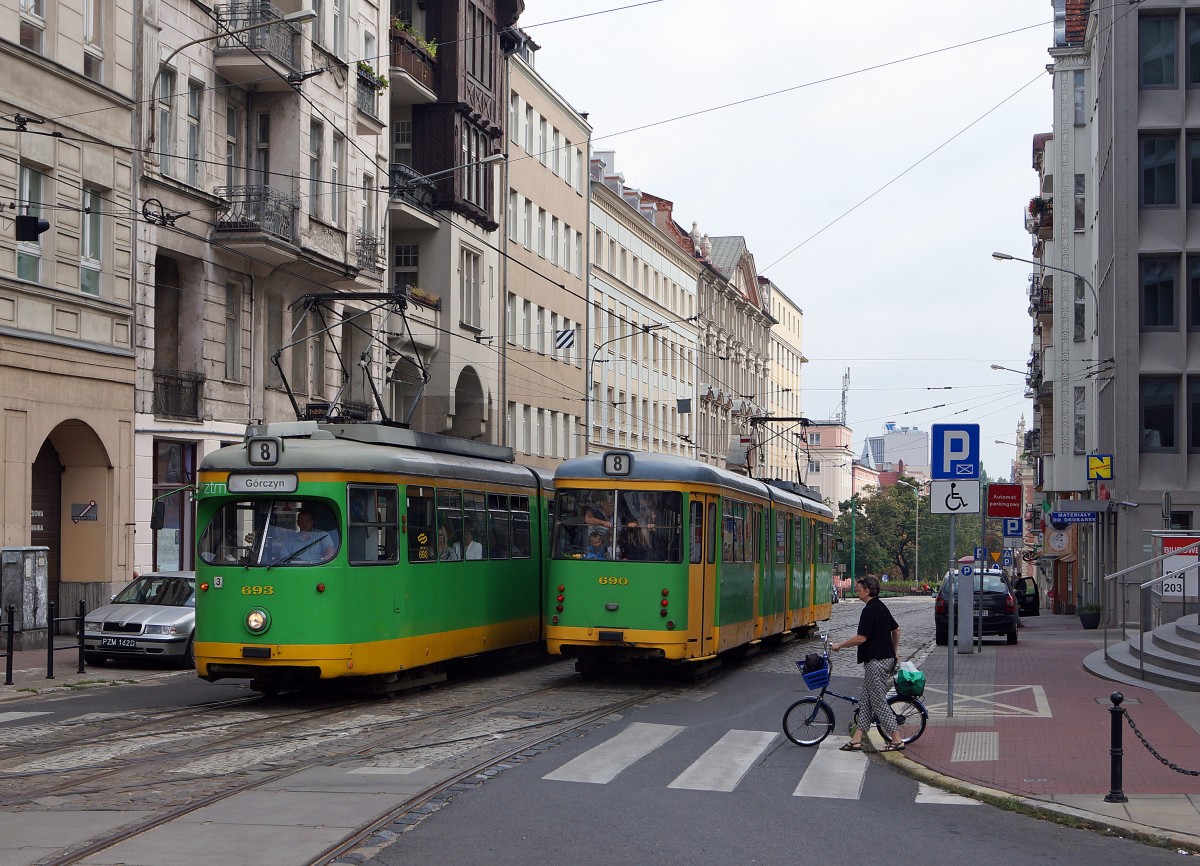 STRASSENBAHNBETRIEBE IN POLEN
Strassenbahn POSEN
Auf dem Strassenbahnnetz sind auch Gebrauchtwagen aus Dsseldorf und Frankfurt am Main zu sehen. Am 16. August 2014 konnte eine Begegnung zwischen den Dwag GT8 693 und GT8 690 ex Dsseldorf anlsslich einer Begegnung fotografiert werden.  
Foto: Walter Ruetsch 