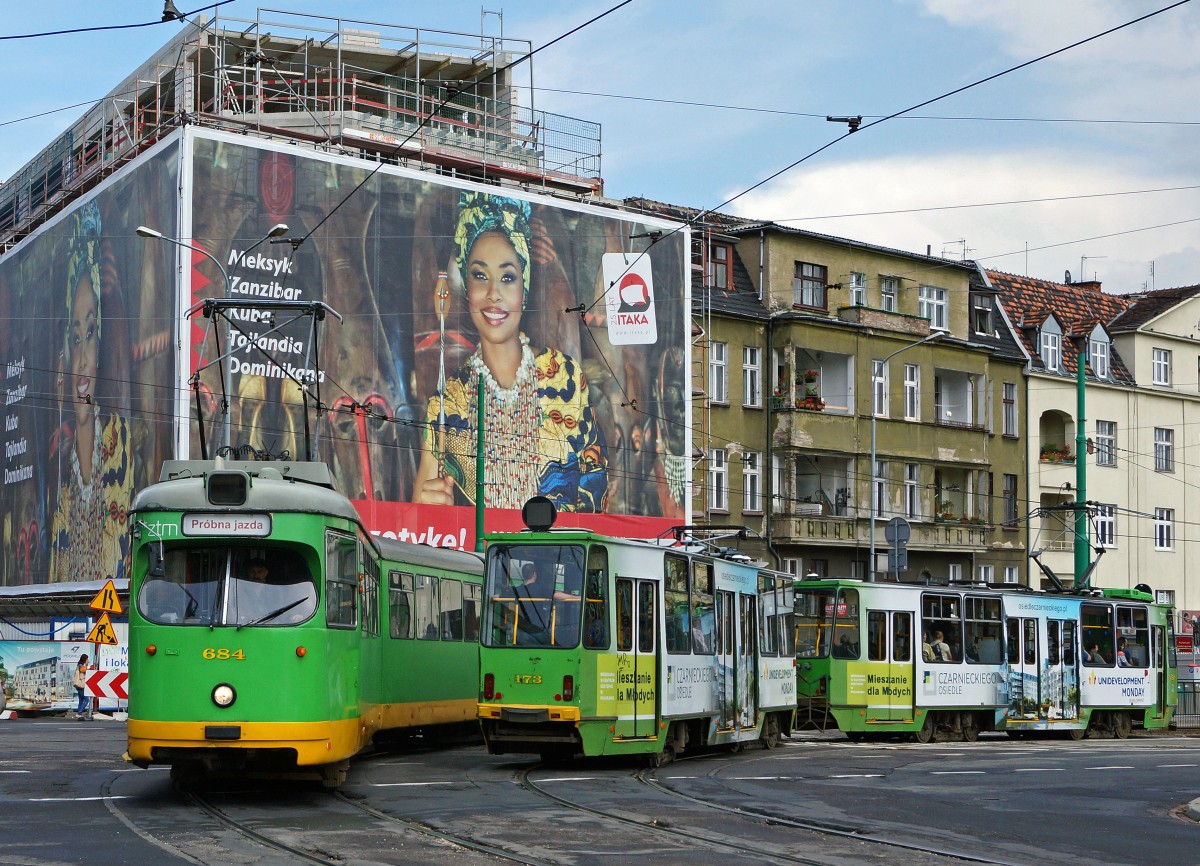 STRASSENBAHNBETRIEBE IN POLEN
Strassenbahn POSEN
Auf dem Strassenbahnnetz sind auch Gebrauchtwagen aus Dsseldorf und Frankfurt am Main zu sehen. Am 16. August 2014 konnte eine Begegnung zwischen dem Dwag GT8 684 ex Dsseldorf und einem einheimischen Konstahl 105Na-Tramzug im Bilde festgehalten werden.  
Foto: Walter Ruetsch 