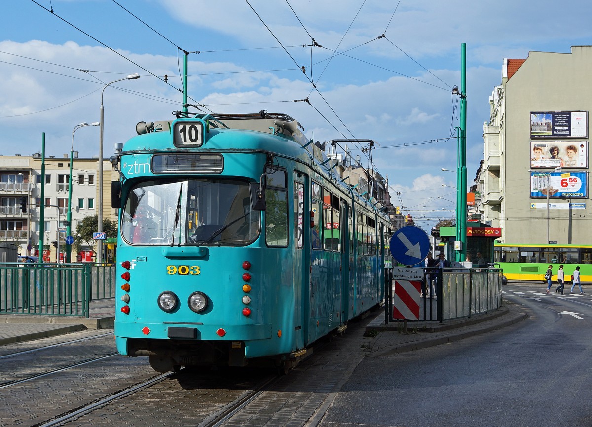 STRASSENBAHNBETRIEBE IN POLEN
Strassenbahn POSEN
Auf dem Strassenbahnnetz sind auch Gebrauchtwagen aus Dsseldorf und Frankfurt am Main zu sehen. Am 16. August 2014 konnte der Dwag GT8 903 ex Frankfurt am Main (1963) im aktuellen Farbkleid der Stdtischen Verkehrsbetriebe Frankfurt am Main fotografiert werden. Seit ca. 2000 gehrt er zum Bestand der Stdtischen Verkehrsbetriebe Posen. Mit den beiden Aufnahmen des GT8 903 kann das Zweirichtungsfahrzeug bestens dokumentiert werden.  
Foto: Walter Ruetsch