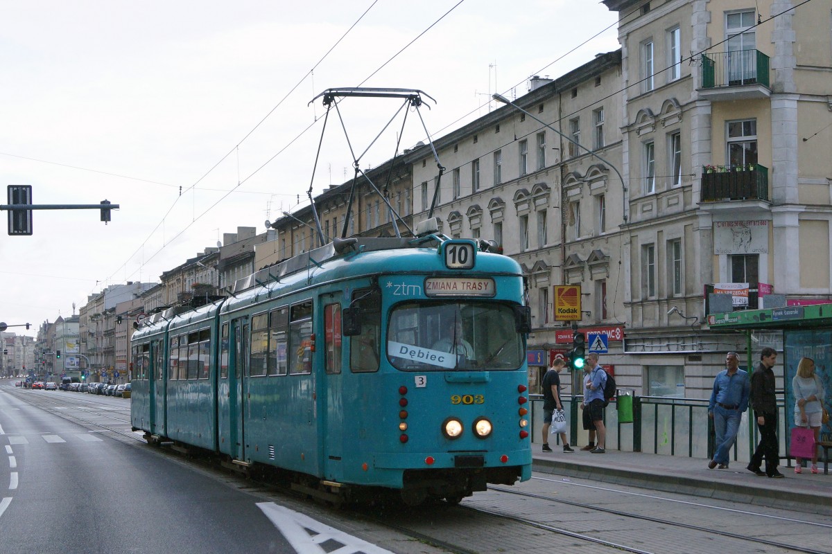 STRASSENBAHNBETRIEBE IN POLEN
Strassenbahn POSEN
Auf dem Strassenbahnnetz sind auch Gebrauchtwagen aus Dsseldorf und Frankfurt am Main zu sehen. Am 16. August 2014 konnte der Dwag GT8 903 ex Frankfurt am Main (1963) im aktuellen Farbkleid der Stdtischen Verkehrsbetriebe Frankfurt am Main fotografiert werden. Seit ca. 2000 gehrt er zum Bestand der Stdtischen Verkehrsbetriebe Posen. Mit den beiden Aufnahmen des GT8 903 kann das Zweirichtungsfahrzeug bestens dokumentiert werden.  
Foto: Walter Ruetsch