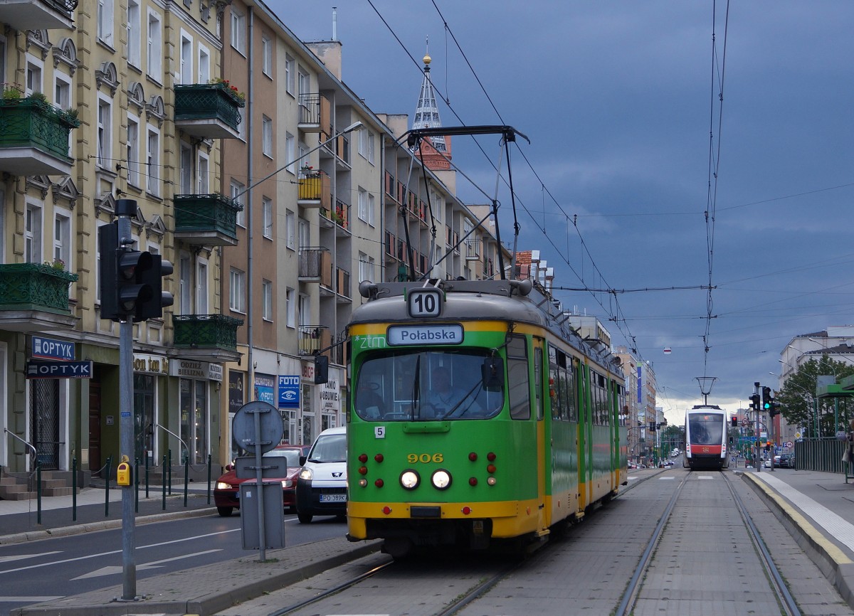 STRASSENBAHNBETRIEBE IN POLEN
Strassenbahn POSEN
Auf dem Strassenbahnnetz sind auch Gebrauchtwagen aus Dsseldorf und Frankfurt am Main zu sehen. Am 16. August 2014 konnte der Dwag GT8 906 ex Frankfurt am Main (1963) im aktuellen Farbkleid fotografiert werden. Seit ca. 2000 gehrt er zum Bestand der Stdtischen Verkehrsbetriebe Posen.  
Foto: Walter Ruetsch 