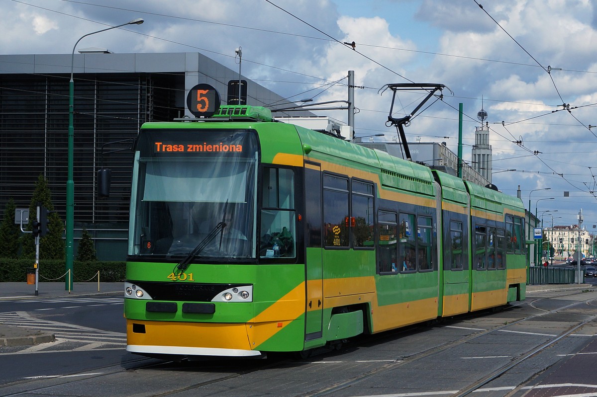 STRASSENBAHNBETRIEBE IN POLEN
Strassenbahn POSEN
Der Tatra RT6N1 Wagen 401 der Linie 5 aufgenommen am 17. August 2014.  
Foto: Walter Ruetsch 