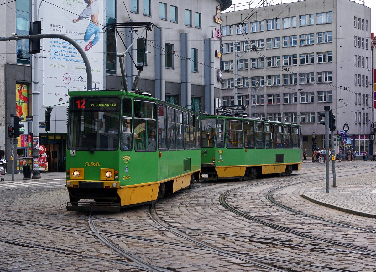 STRASSENBAHNBETRIEBE IN POLEN
Strassenbahn POSEN
Trotz der Inbetriebnahme von neuen Niederflurgelenkwagen bilden auch heute noch immer die alten polnischen Triebwagen aus dem Hause Konstal das Rckgrat der meisten Strassenbahnbetriebe. 
Motorwagen 326 des Typs Konstal 105Na in Doppeltraktion aufgenommen am 16. August 2014.  
Foto: Walter Ruetsch
