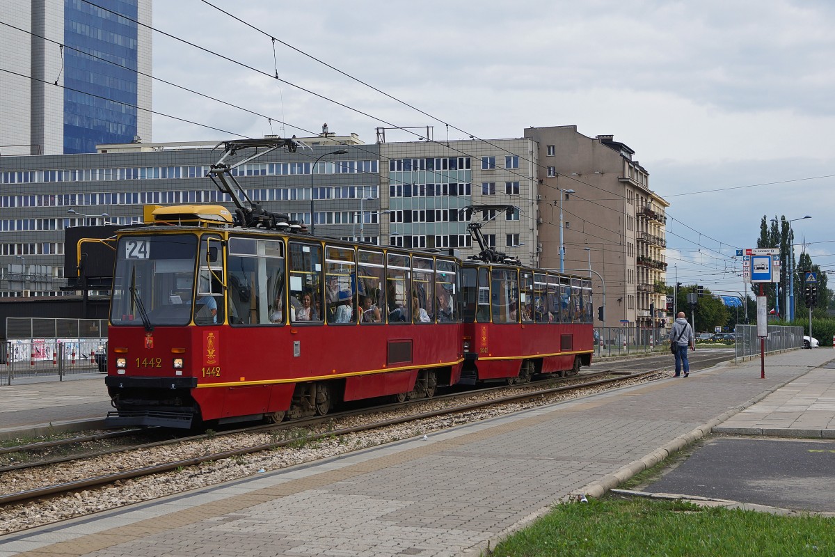 STRASSENBAHNBETRIEBE IN POLEN
Strassenbahn WARSCHAU
Trotz der Inbetriebnahme von neuen Niederflurgelenkwagen bilden auch heute noch immer die alten polnischen Triebwagen aus dem Hause Konstal das Rckgrat der meisten Strassenbahnbetriebe. 
Motorwagen 1442 des Typs Konstal 105Na in Doppeltraktion aufgenommen am 14. August 2014. Dabei befinden sich die Tramzge in roter Lackierung in der Minderzahl.  
Foto: Walter Ruetsch