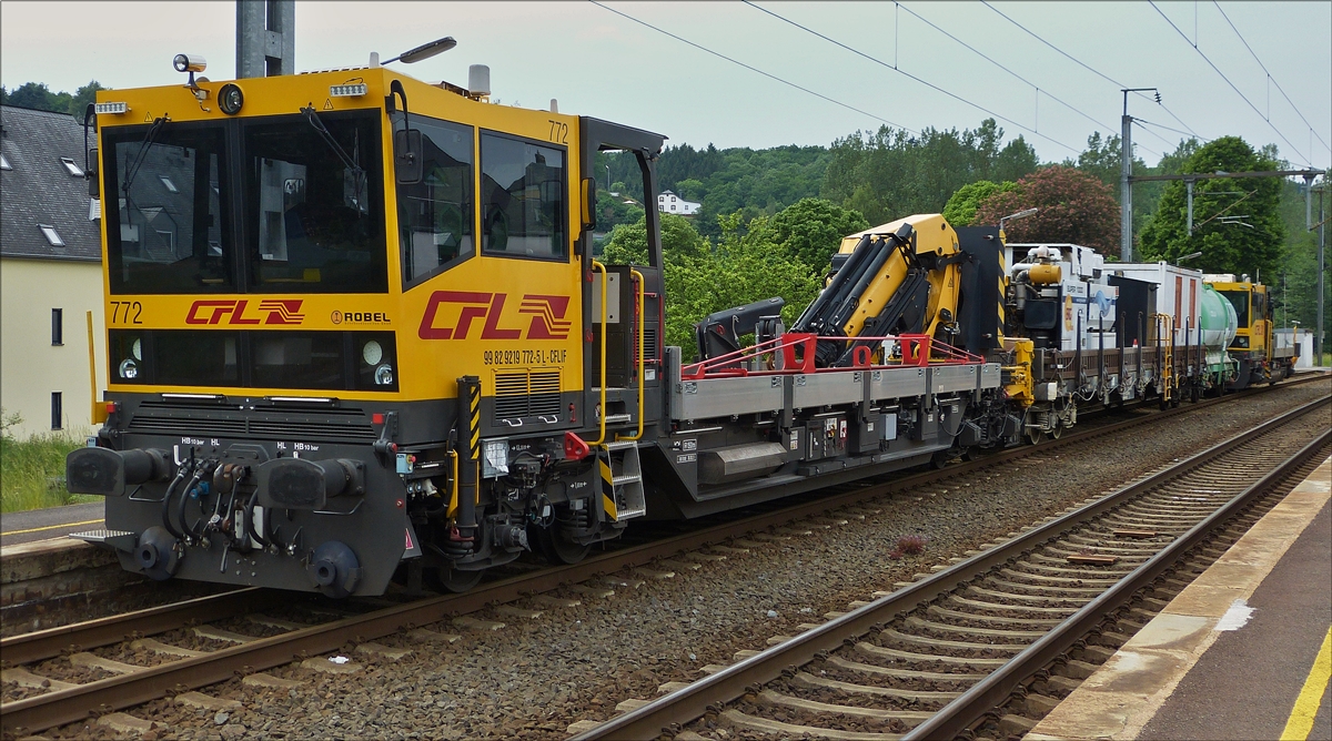 Streckensperrung während dem Pfingstwochenende zwischen Troisvierges und Ettelbrück. CFL Robel 772 mit Drainagereinigungszug wartet am 03.06.2017 im Bahnhof von Wilwerwiltz auf seinen Einsatz. (Hans)