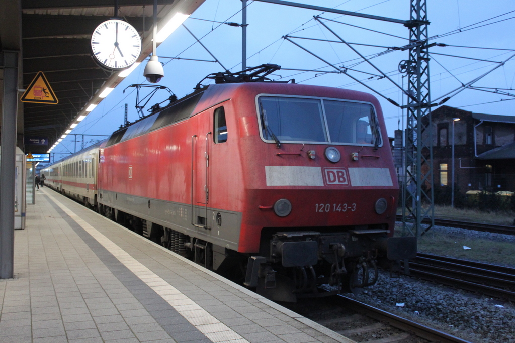 streng bewacht stand 120 143-3 mit IC 2090 von Rostock Hbf nach Stralsund Hbf im Rostocker Hbf.02.02.2018