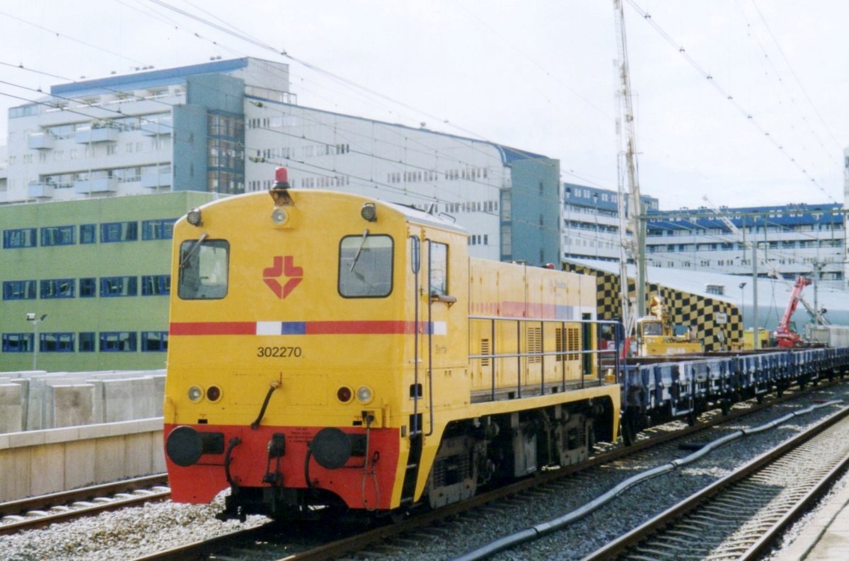 Strukton 302270 steht am 5 Oktober 2007 in Rotterdam Centraal: das mehrjahriger Umbauprojekt hat begonnen.