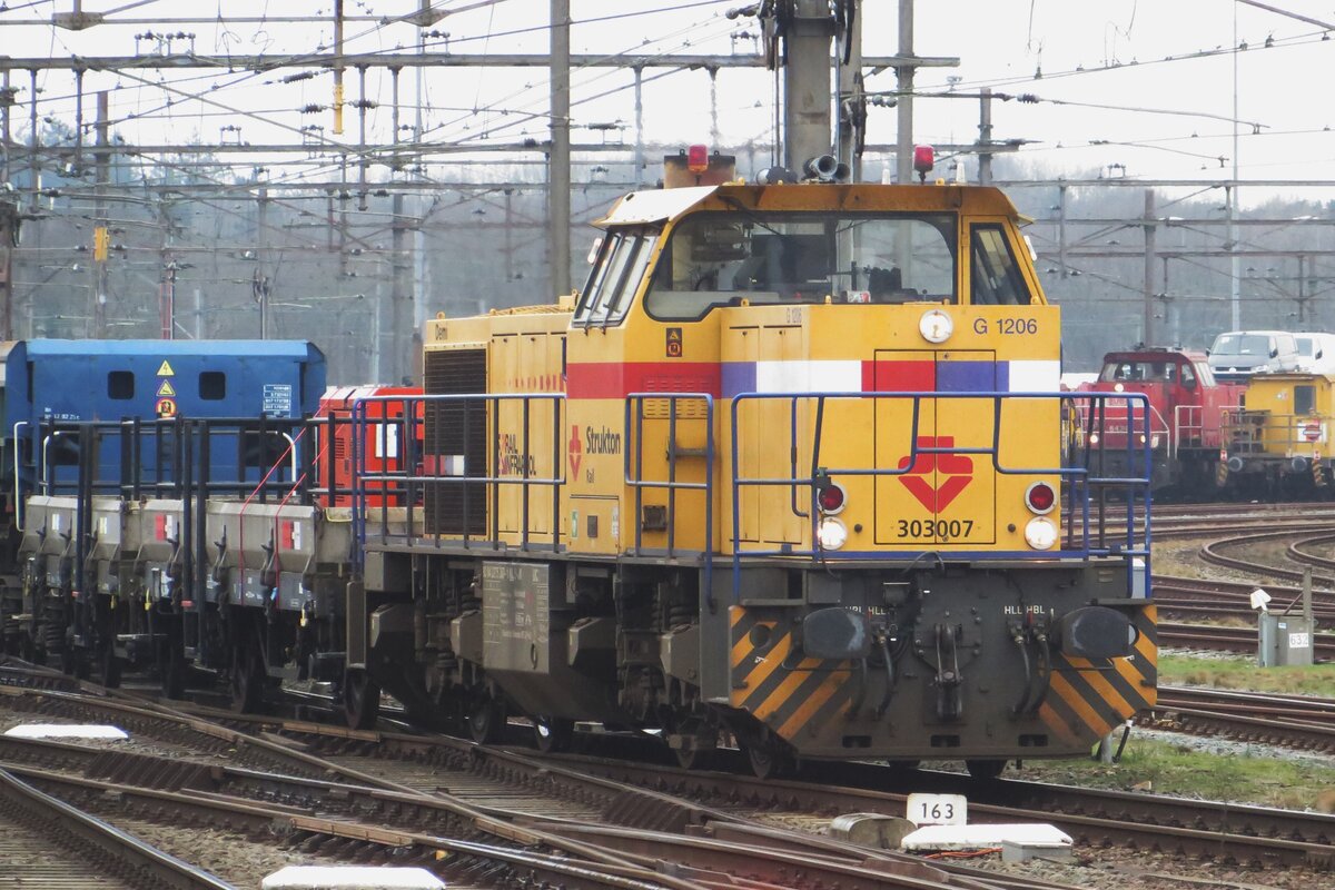 Strukton 303007 rangiert am 20 Februar 2023 in Amersfoort.