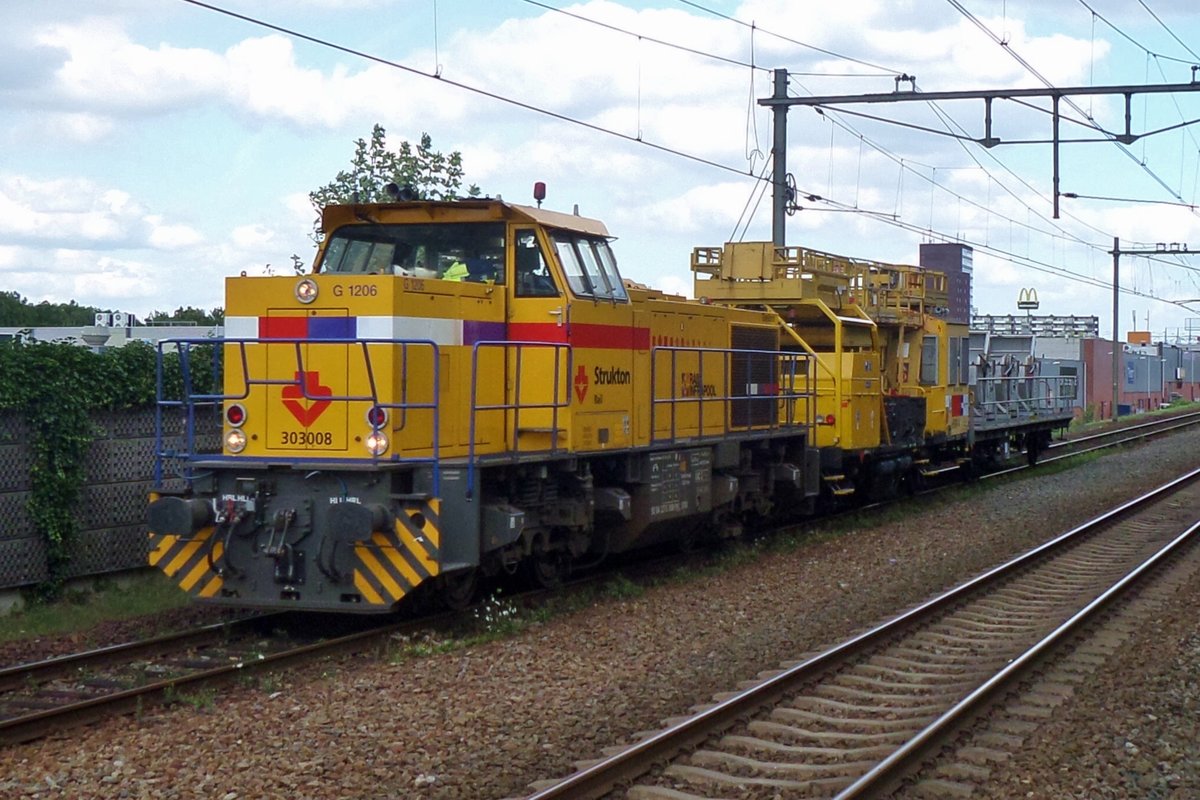 Strukton 303008 durcheilt Nijmegen-Dukenburg am 26 Augustus 2016.