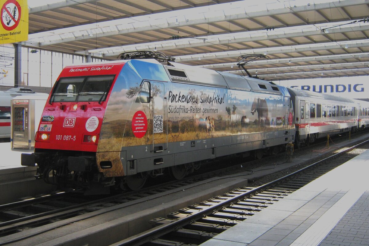 Südafrika ist am 25 Mai 2012 in Bayerns Hauptstadtszentralbahnhof München Hbf eingetroffen -die rede ist hier v on DB Werbelok 101 087.