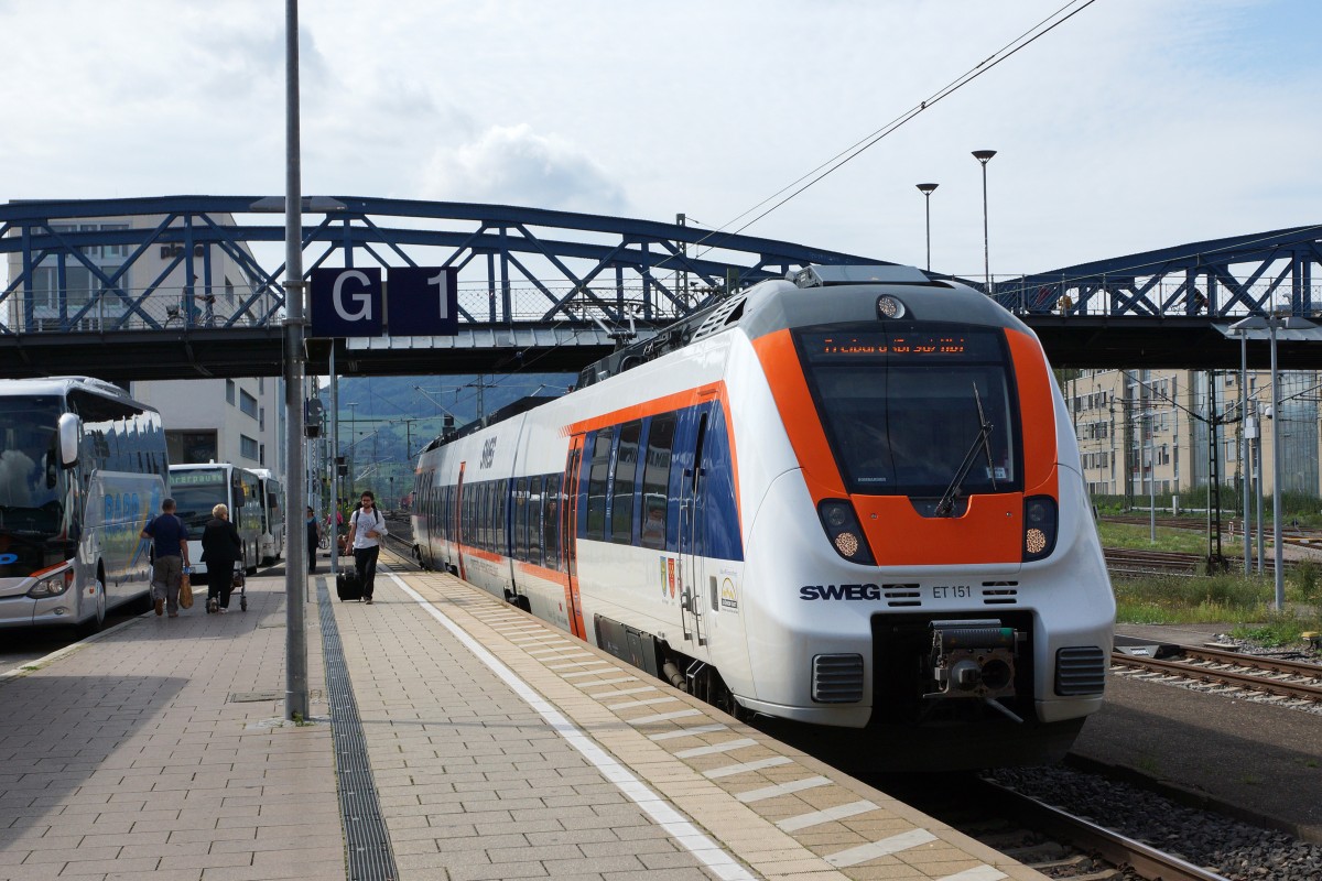 SWEG: Einer der wenigen Zge aus Staufen-Breisgau mit dem  nigelnagelneuen  ET 151 bei der Ankunft in Freigurg im Breisgau am 3. September 2015.
Foto: Walter Ruetsch  