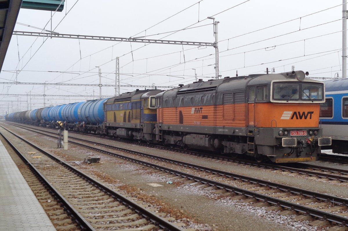 Sylvester mit Cargo: AWT 753 709 steht mit ein Kesselwagenzug in Breclav am winterischen 1.Jänner 2017. Es ist überraschend, wie viel Guterzüge in die Tsjechei fahren am 1. Tag des neuen Jahres!