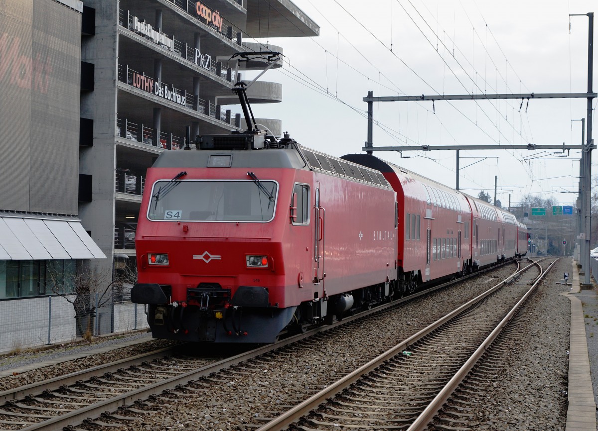 SZU: Ab Zrich HB verkehren die Zge der SZU als S 4 nach Langnau Gattikon und Sihlwald sowie als S 10 auf den Uetliberg. Triebzug der S 4 nach Langnau Gattikon mit einer Re 456 und unpassendem Steuerwagen auf der Weiterfahrt in Zrich Saalsporthalle am 23. Januar 2016.
Foto: Walter Ruetsch