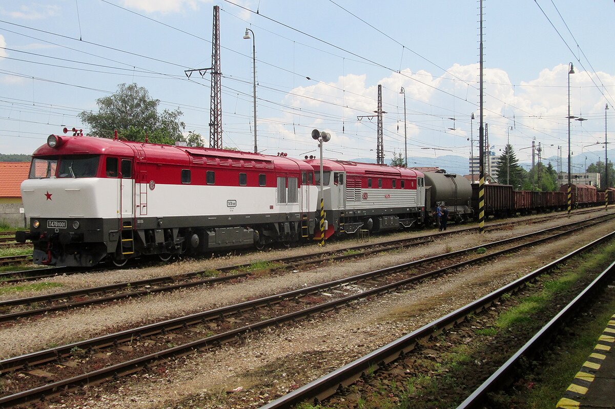 T478 1001 steht mit einen Guterzug am 30 Mai 2015 in Vrutky.