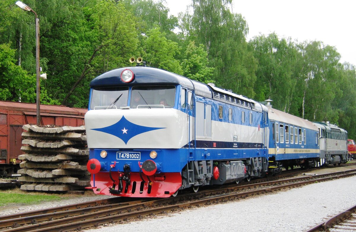 T478 1002 rangiert mit ein Teil eines Sonderzuges in Luzna u Rakovnika am 13 Mai 2012.