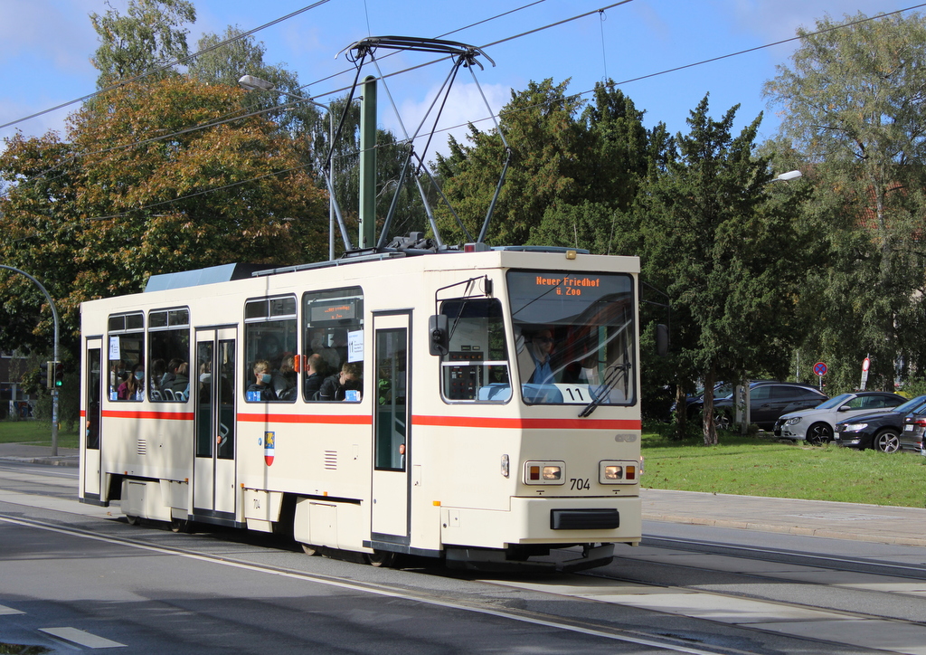 T6A2(704)als Sonderfahrt  ins Grüne  von Rostock-Südblick nach Rostock Neuer Friedhof am 18.09.2022 in Höhe Haltestelle Rostock Paulstr.