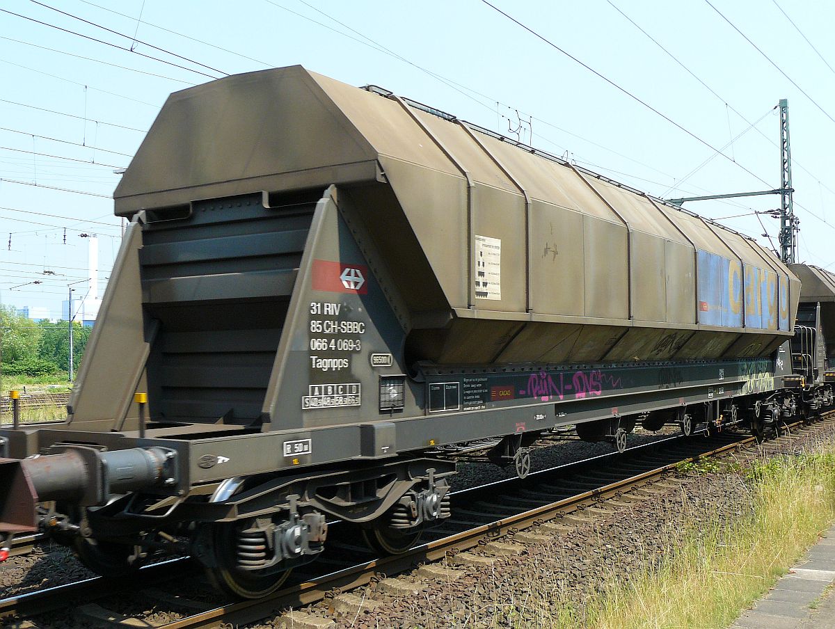 Tagnpps Silowagen vder SBB mit Nummer 31 85 066 4 069-3. Oberhausen West, Deutschland 03-07-2015.

Tagnpps silowagen van de SBB voor het vervoer van cacao met nummer 31 85 066 4 069-3. Goederenstation Oberhausen West, Duitsland 03-07-2015.