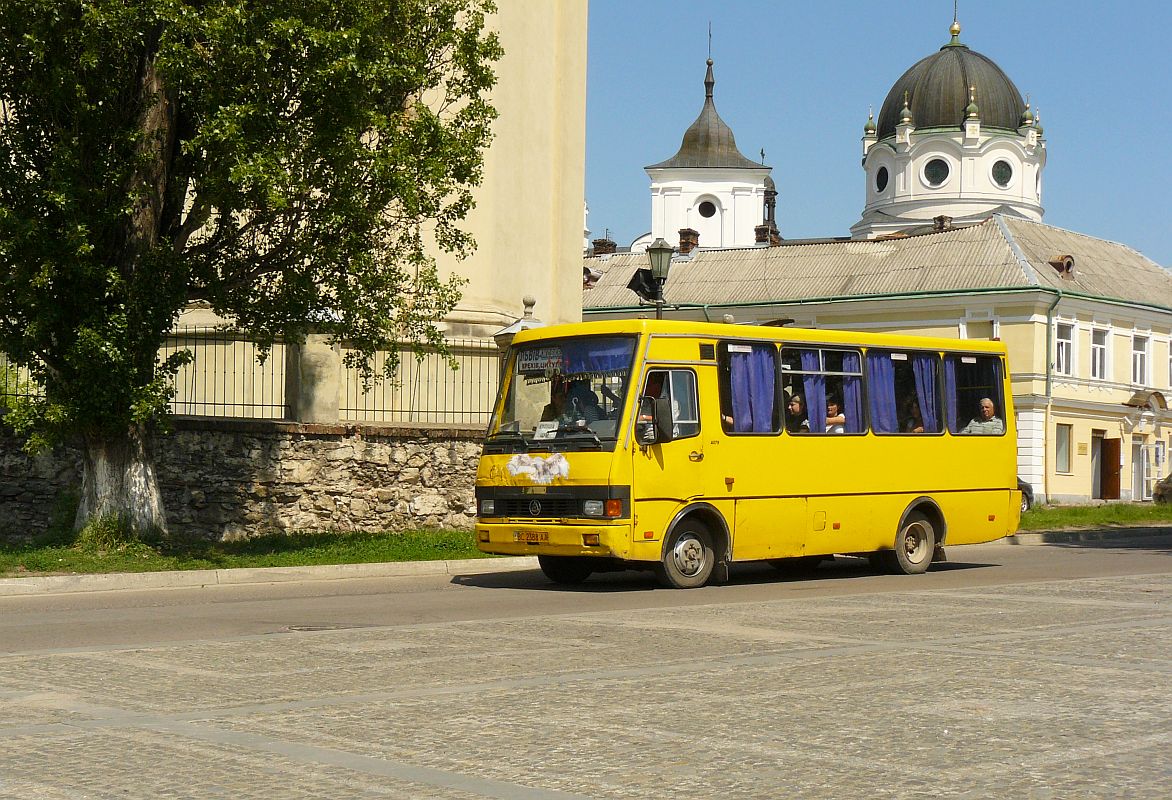 TATA Etalon A079 Bus in Zhovkva, Ukraine am 29-05-2012.


TATA Etalon A079 bus in het centrum van Zhovkva, Oekrane 29-05-2012.