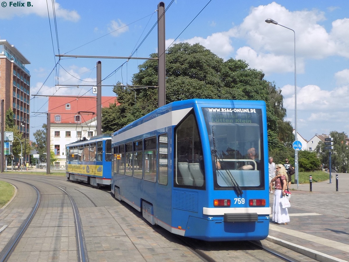 Tatra Straßenbahn mit Beiwagen mit der NR. 759 der RSAG in Rostock.