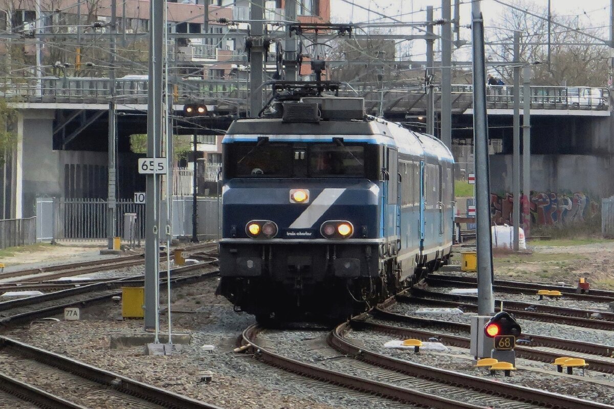 TCS 102001 treft mit der Dinner Train am Abend von 8 April 2022 in Nijmegen ein.