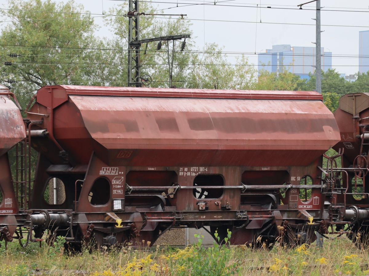 Tds-z DB Cargo Zweiachsiger Schttgutwagen mit Schwenkdach und dosierbarer Schwerkraftentladung mit nummer 21 RIV 80 D-DB 0721 181-4 Gterbahnhof Oberhausen West 18-08-2022.


Tds-z twee-assige zelflosser met zwenkdag van DB Cargo met nummer 21 RIV 80 D-DB 0721 181-4 goederenstation Oberhausen West 18-08-2022.