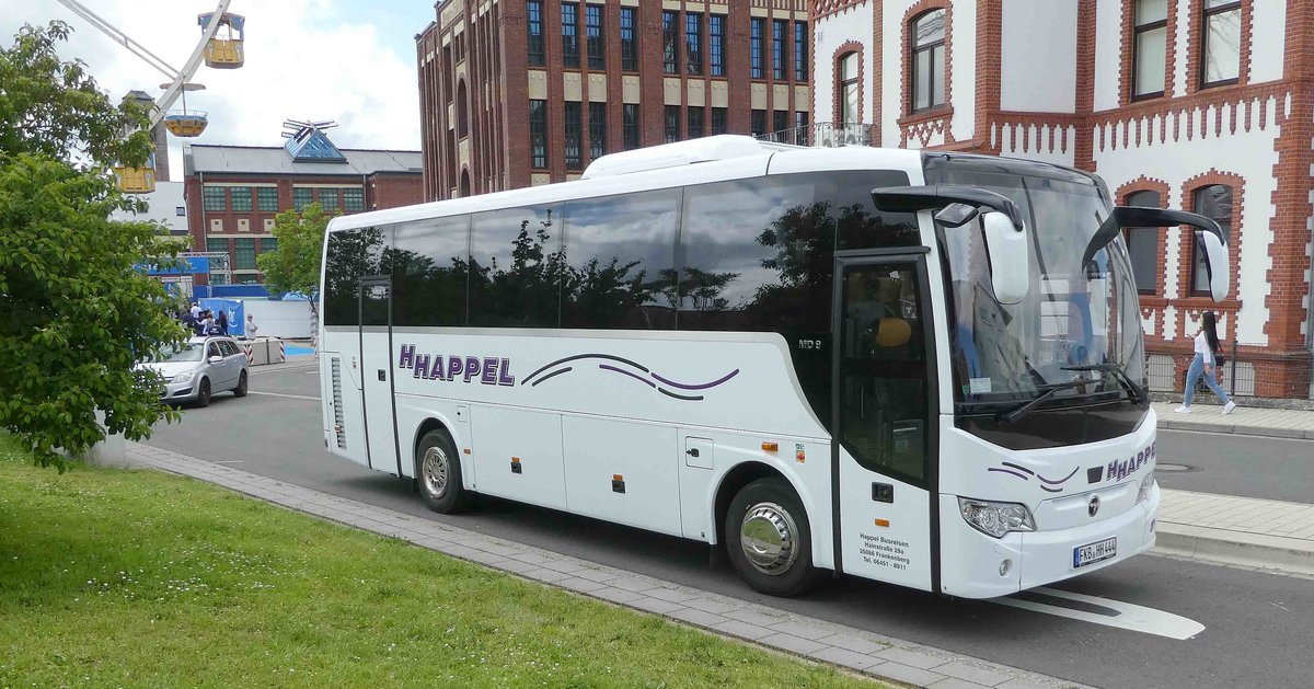 Temsa MD 9 des Busunternehmens HAPPEL aus Frankenberg steht in der 2019er Hessentagsstadt Bad Hersfeld