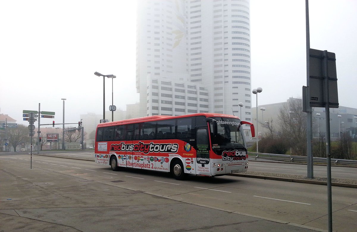 Temsa Safari HD/RD von Red Bus City Tours in Wien bei der Uno City gesehen.