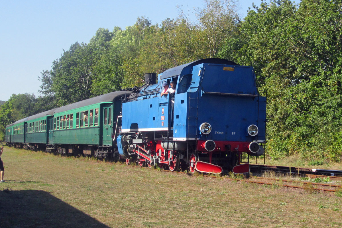 Tender vorn zieht TKt 48-87 der CFV3V am 21 September 2019. ein Dampfpendelzug in Treignes ein.