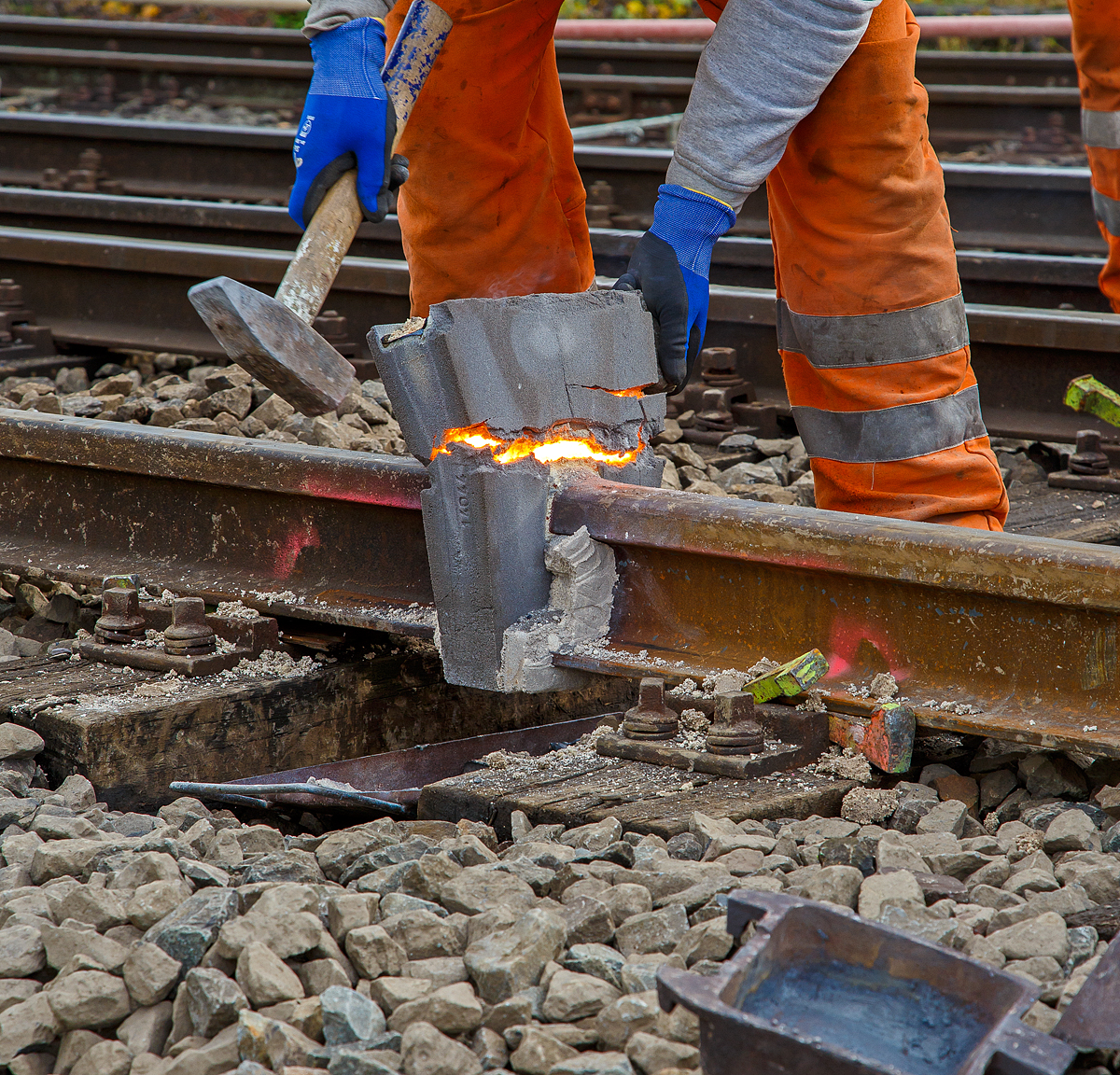 
Thermitschweißen am 31.10.2020 an der Hellertalbahn (KBS 462 / DB-Streckennummer 2651) hier Gleis 1 vom Bahnhof Herdorf.

Bild 6 – Der leere Reaktionstiegel wurde abgehoben und die Formhaltebleche entfernt. Nach ca. 4 bis 5 Minuten wird der obere Bereich der Form abgeschlagen.