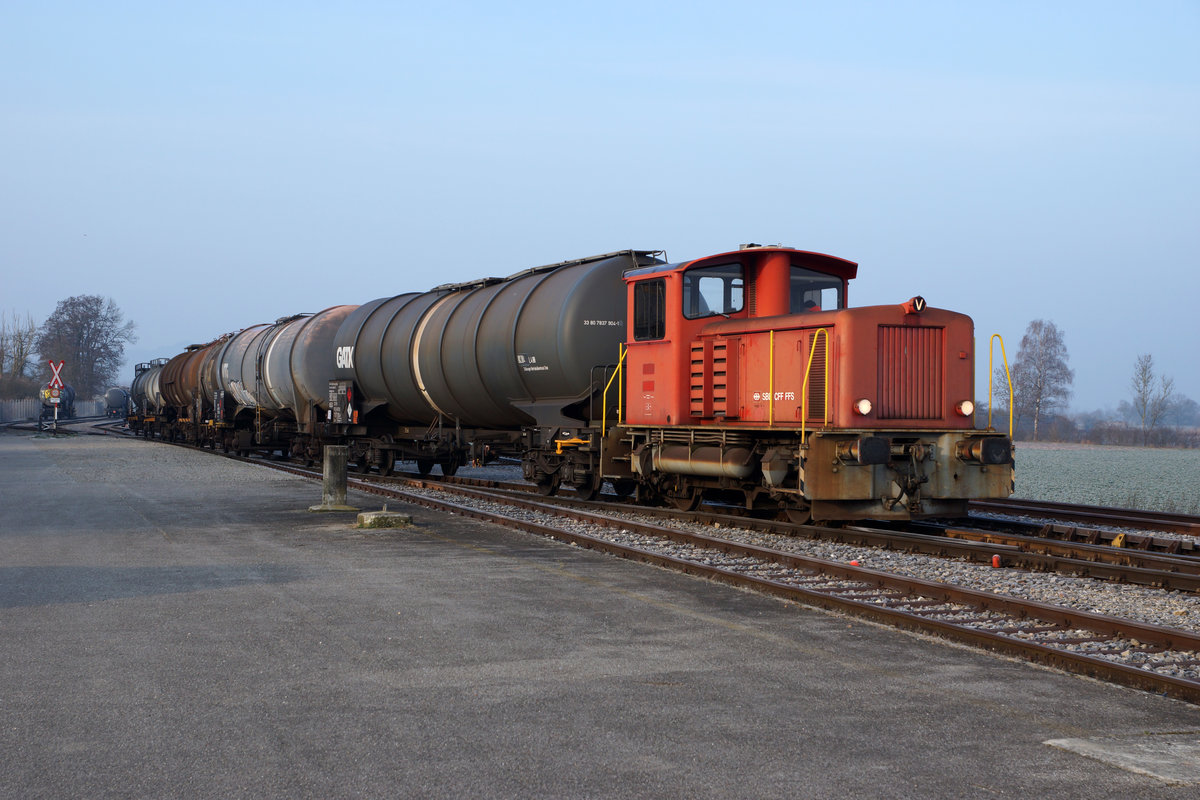 THOMMEN/SBB: Bereits seit einigen Wochen konnte der Tm 9669, ehemals SBB, auf Rangierfahrten der Firma THOMMEN von Rüti bei Büren beobachtet werden. Die beiden Aufnahmen des selben Zuges mit Kesselwagen, sind am 15. März 2016 in Arch auf der gleichen Fotostelle entstanden. Diese Aufnahmen dokumentieren die unterschiedliche Stirnfront der Lok, die durch die Lüftung des Dieselmotors bei S T I L L S T A N D sowie auf der Fahrt entsteht.
Foto: Walter Ruetsch 