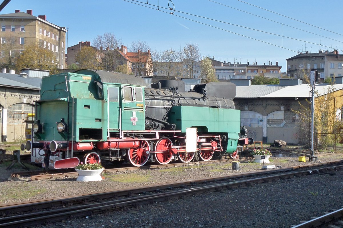 TKt 48-29 ist als Denkmal in Szczecin Glowny behalten geblieben und wurde am 29 April 2016 fotografiert.