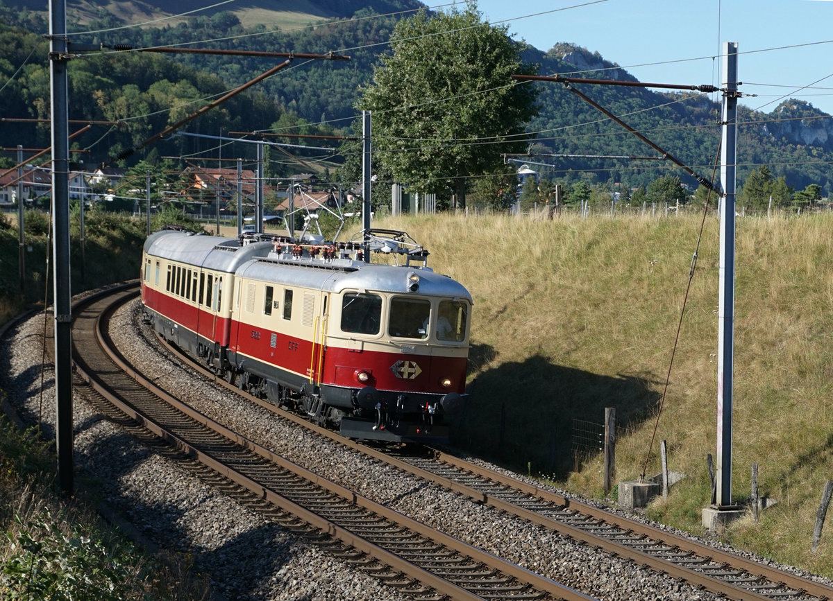 TR Trans Rail AG - TEE Classics
TEE  Mittelland 
Sonderzug mit der Re 4/4 I 10034 bei Niederbipp am 11. August 2018.
Diese Fahrt fand erstmals mit zwei identischen TEE-Speisewagen ARmz 211 statt.
Foto: Walter Ruetsch 