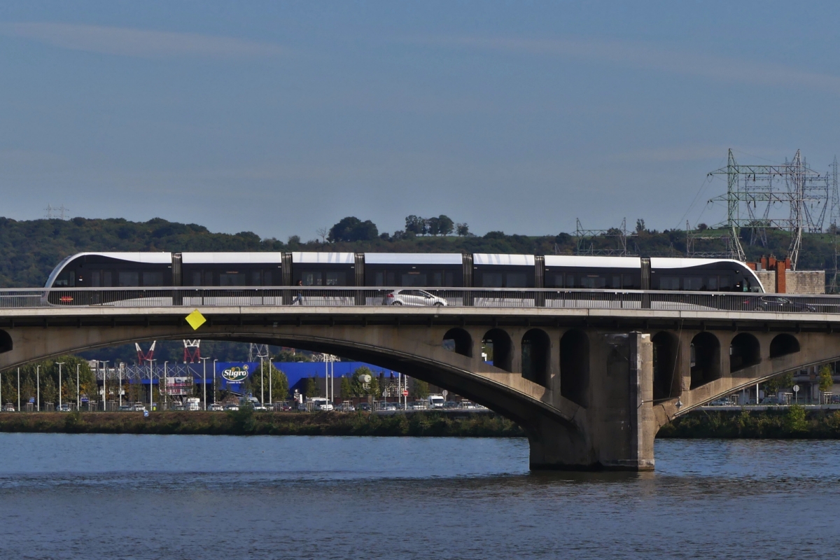 Tram aus Richtung Lüttich Expo überquert den Pont Atlas über der Maas in Lüttich. 02.10.2025