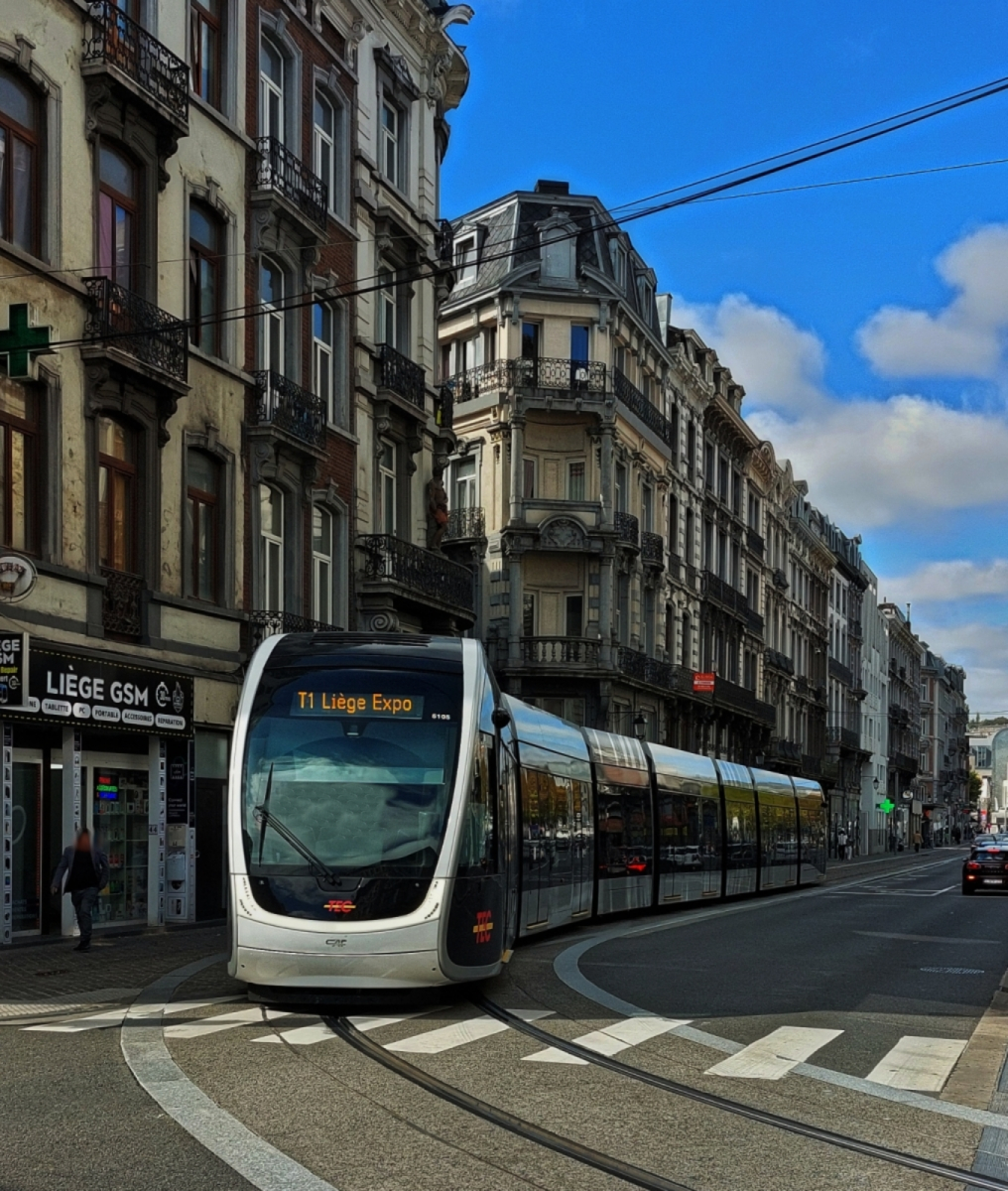 Tram CAF URBOS 5105, von der Haltestelle Place Saint Lambert in L�ttich her kommend, in der Rue Leopold, in Richtung Haltestelle le Bat. 18.09.2025 (Handyfoto Jeanny)