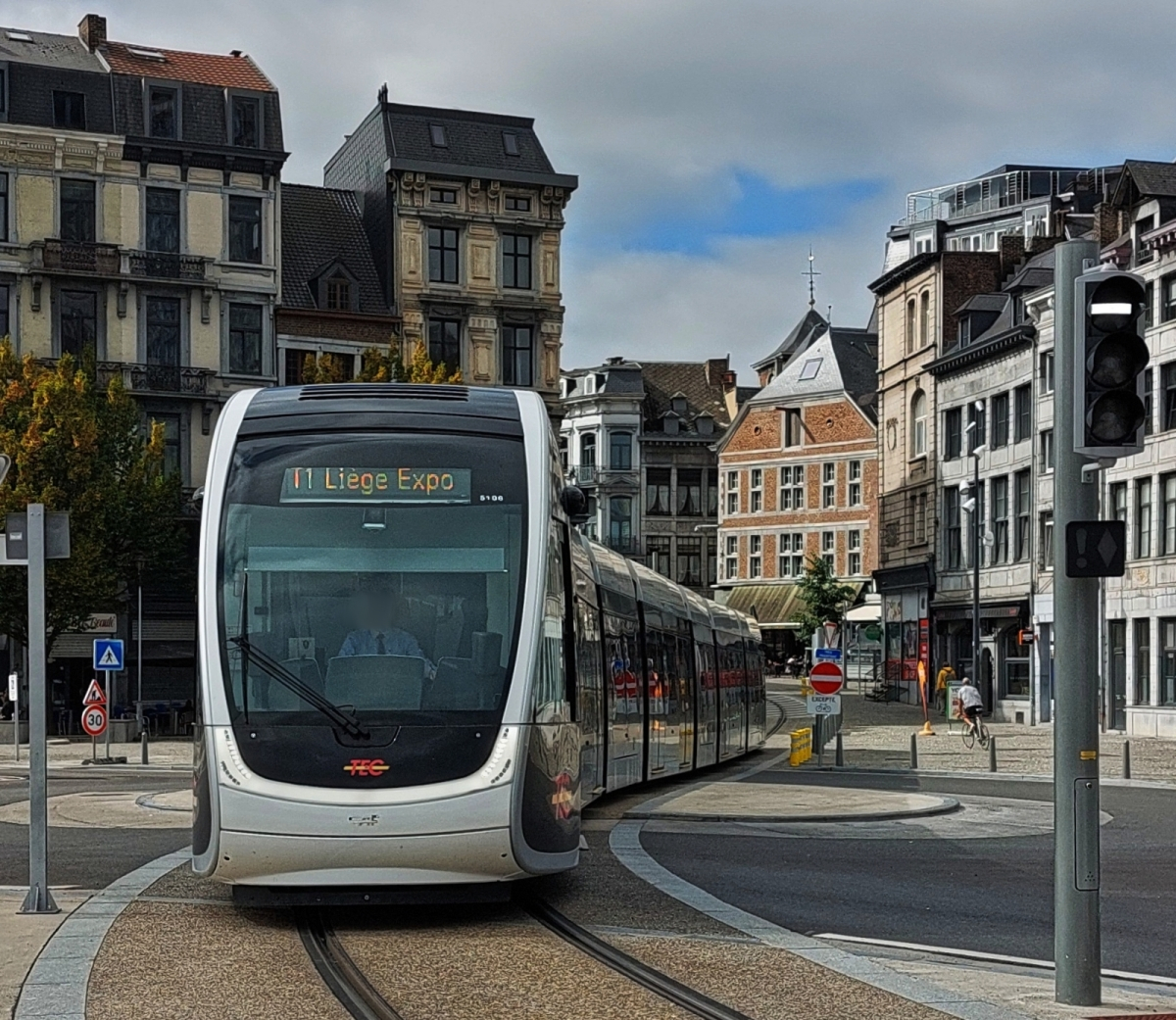 Tram CAF URBOS 5106, nahe der Haltestelle la Batte in L�ttich. 18.09.2025 (Handyfoto Jeanny)