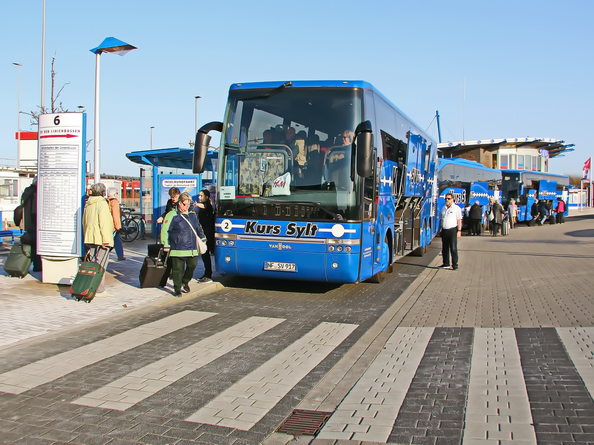 Transport der Gäste vom Zug nach List  am Bahnhof Westerland (Sylt). Van Hool Dreiachser T 916 Astron aus dem Jahr 2007 der Sylter Verkehrsgesellschaft.
