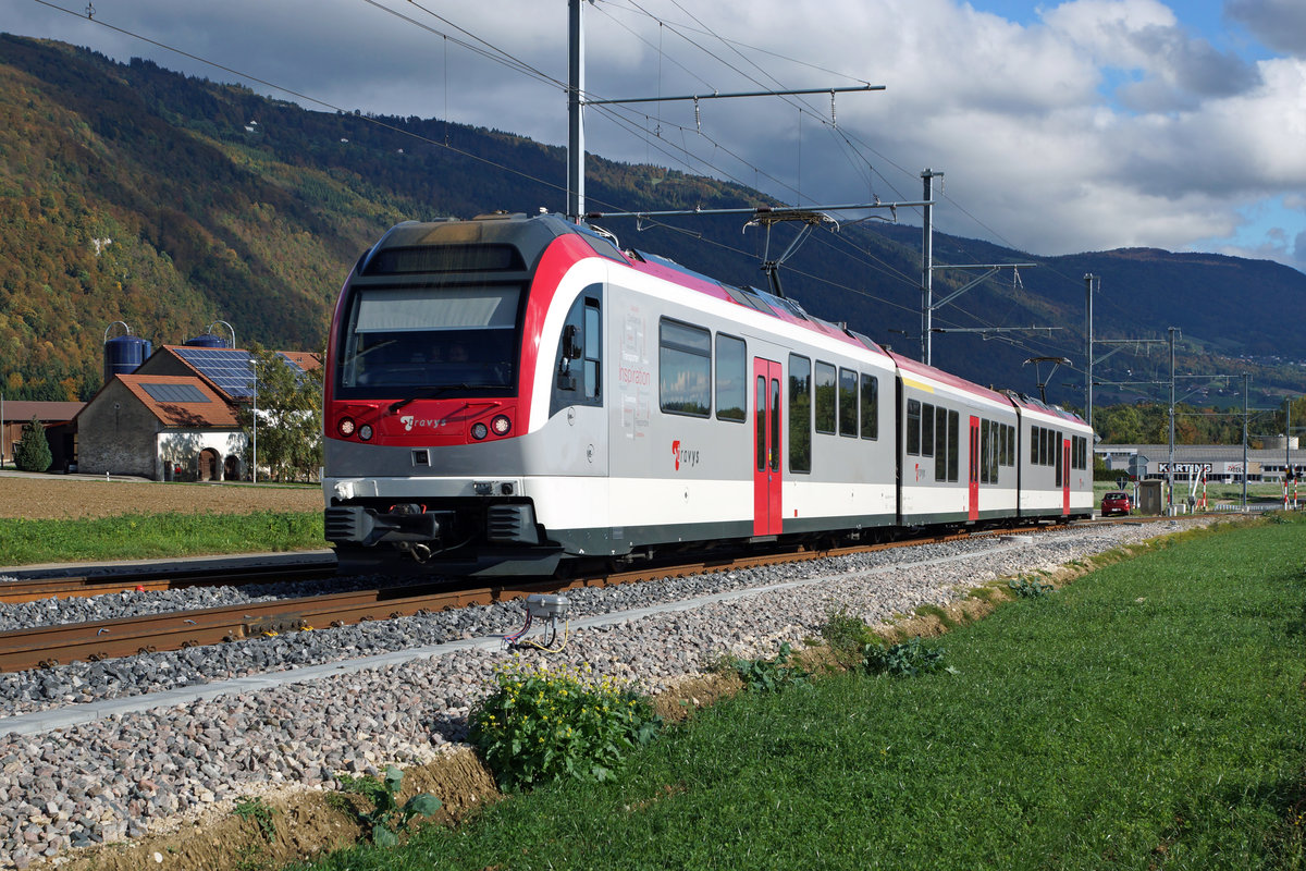 TRAVYS/YStC: Regionalzug mit Be 4/4 an beiden Enden auf der Fahrt nach Ste Croix am 20. Oktober 2016.
Foto: Walter Ruetsch 