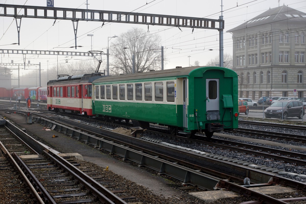 TRAVYS/YStC/MBC/BAM: Ersatzzug auf TRAVYS bestehend aus dem MBC Be 4/4 15 (ehemals YStC) und dem MBC B 63 (ehemals BAM) in Yverdon les Bains am 11. Dezember 2015 bei nebligem Wetter.
Foto: Walter Ruetsch