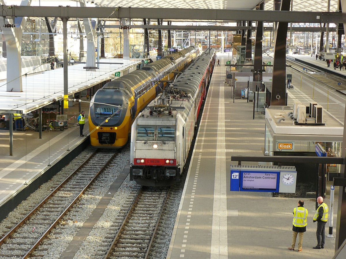 Traxx Lok 186 236 mit Fyra Zug nach Amsterdam. Gleis 12 Rotterdam Centraal Station 28-11-2012.

Traxx locomotief 186 236 eigendom van CB Rail en met rode Fyra sticker voor een Fyra trein naar Amsterdam. Spoor 12 Rotterdam Centraal Station 28-11-2012.