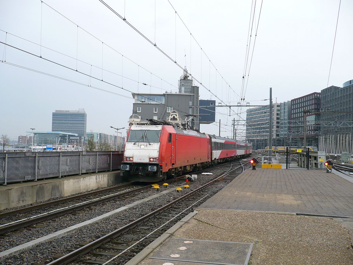 Traxx Lok E186 117 (91 84 1186 117-5) mit Personenwagen Bauart ICR. Gleis 15 Amsterdam Centraal Station 12-11-2014.

Traxx locomotief E186 117 (volledig nummer 91 84 1186 117-5) met ICR rijtuigen als trein naar Breda. Spoor 15 Amsterdam Centraal Station 12-11-2014.