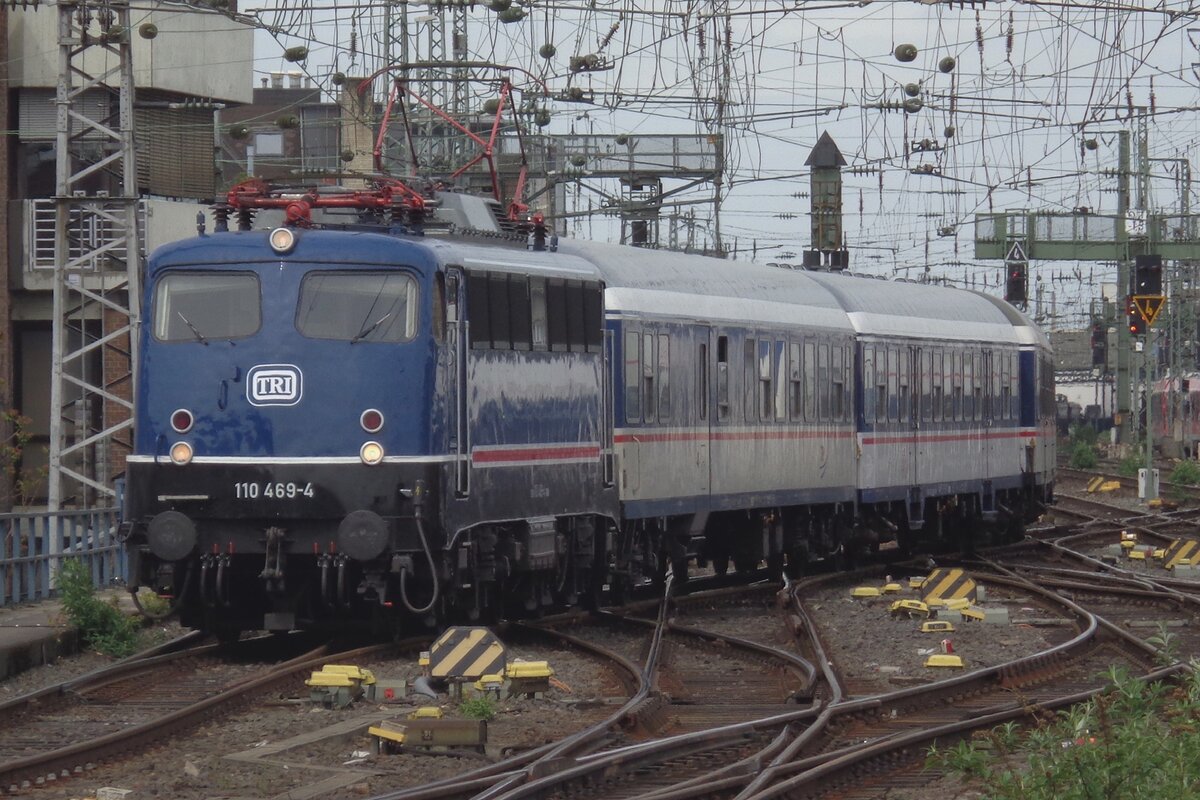 TRI 110 469 schleppt ein ERsatzzug für National Express in Köln Hbf ein am 27 April 2018.