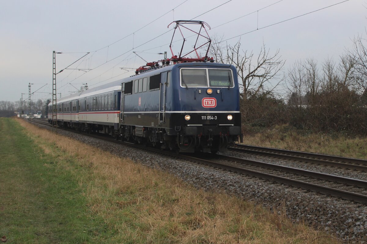 TRI 111 074 zieht der RB 37 in der Nhe von Kaarst am 22 Jnner 2025.