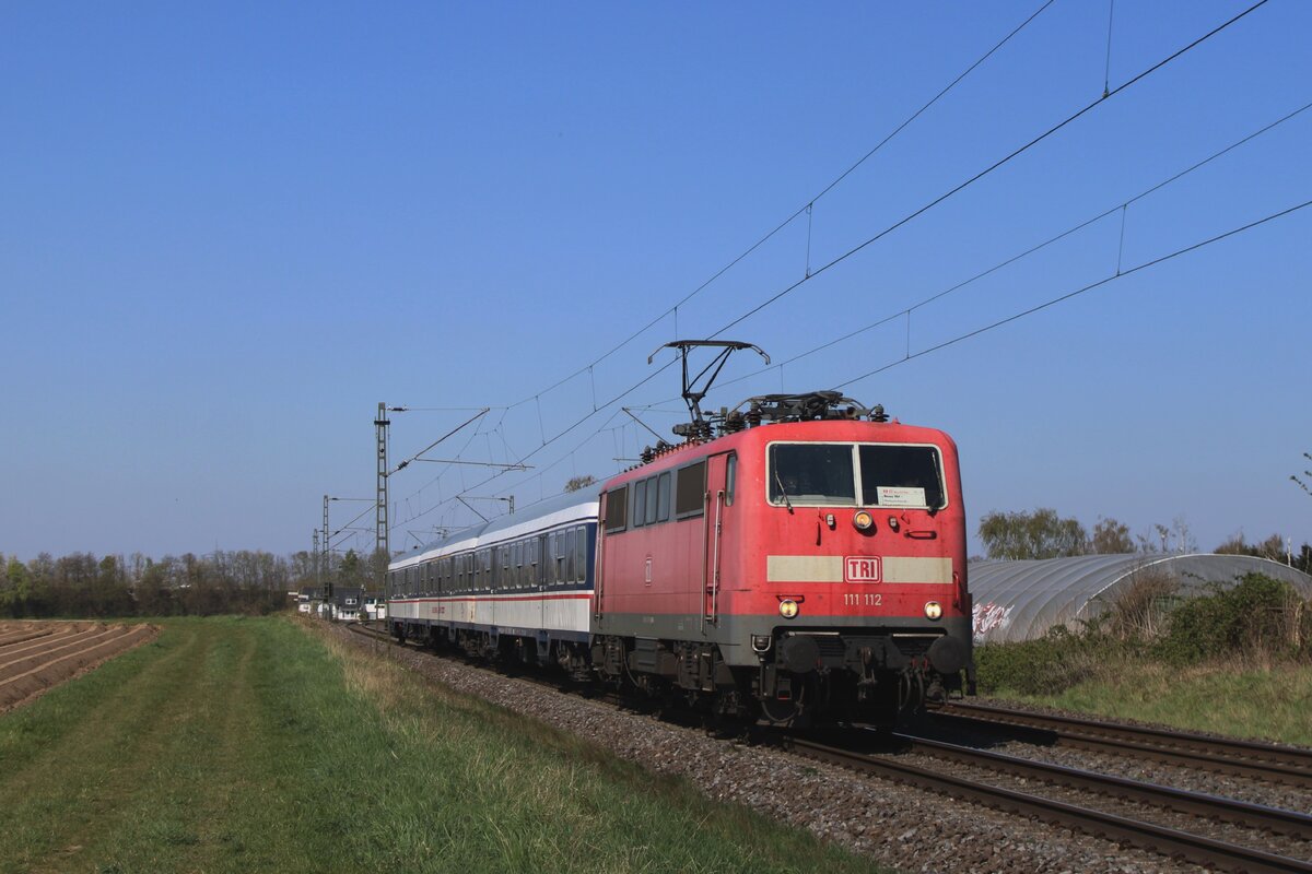 TRI 112 112 zieht der RB 37 durch Kaarst nach Neuss Hbf am 3 April 2025. Dieser vom offentlicher Füsspfad zugangiger Stelle liegt an der Strecke (Krefeld-) Meerbusch-Osterrath<=>Neuss Hbf.