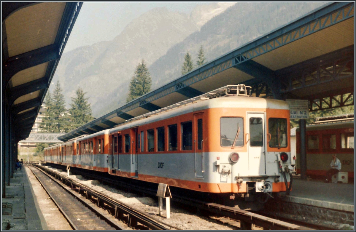 Trieb- und (Steuer)-Wagen stehen in Chamonix bereit. 

Analogbild vom Oktober 1985