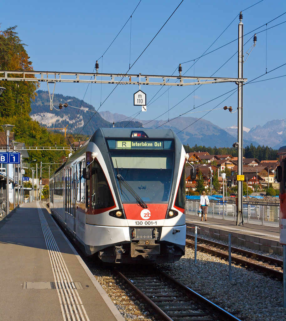 
Triebwagen ABe 130 001-1 (ein  Stadler SPATZ = Schmalspur PAnorama TriebZug) der Zentralbahn als Regionalbahn nach Interlaken Ost, hier am 30.09.2011 (17:00 Uhr) im Bahnhof Brienz. 

Dieser Triebwagen (Typ ABe 4/8) Baujahr 2004, haben eine Spurweite von 1.000 mm und Höchstgeschwindigkeit von 100 km/h.