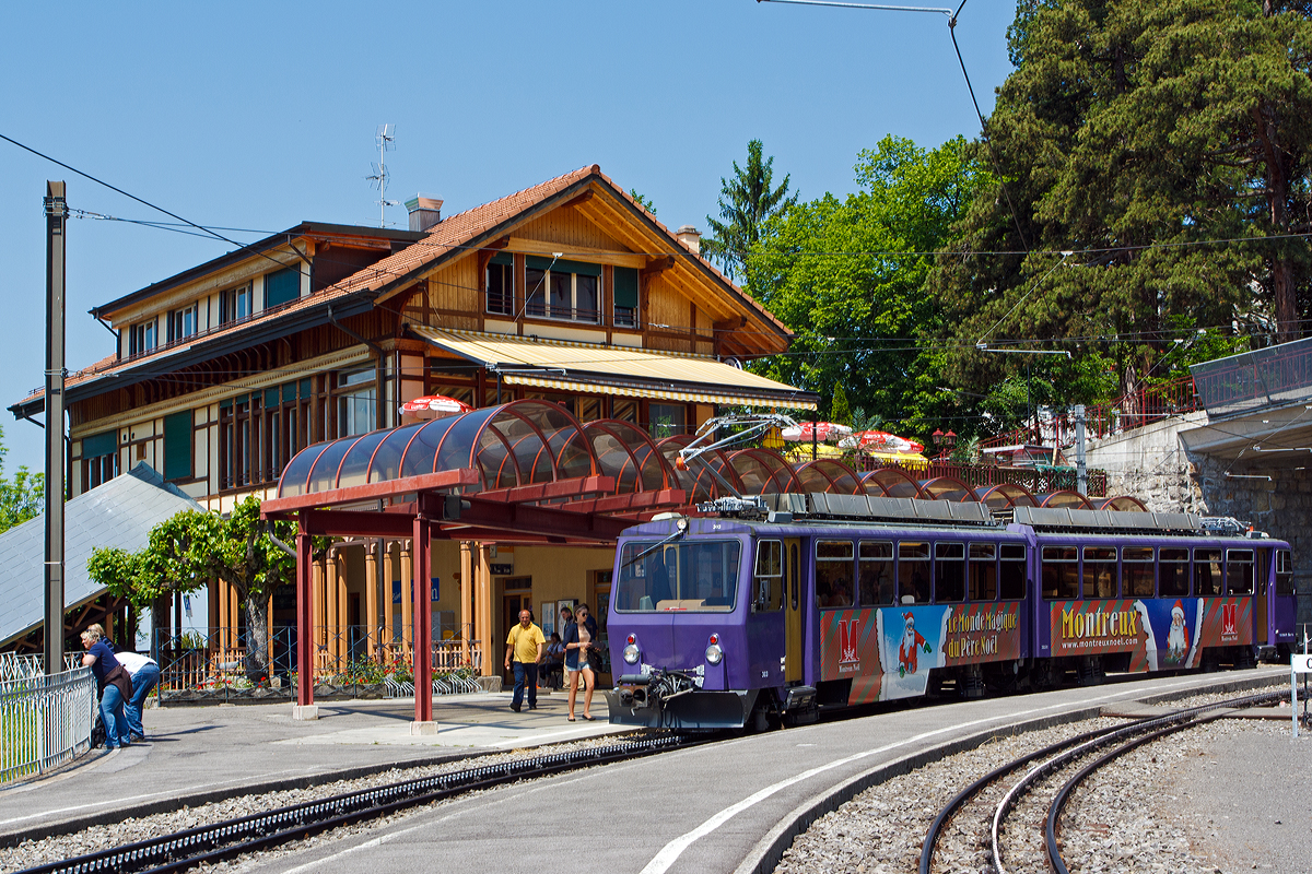 Triebwagen Bhe 4/8 303 Villeneuve der Transports Montreux-Vevey-Riviera (MVR) ex Chemin de fer Glion–Rochers-de-Naye (GN) am 26.05.2012 beim Halt auf der Talfahrt im Bahnhof Glion.
