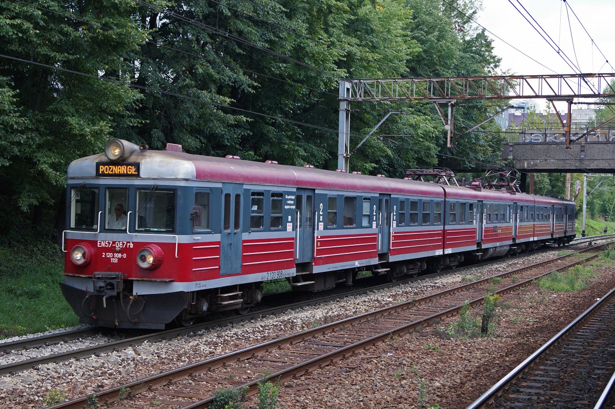 TRIEBZUEGE IN POLEN
EN 57-087rb 2120 908-0 1151 bei WARSZAWA OCHOTA aufgenommen am 15. August 2014.
Foto: Walter Ruetsch