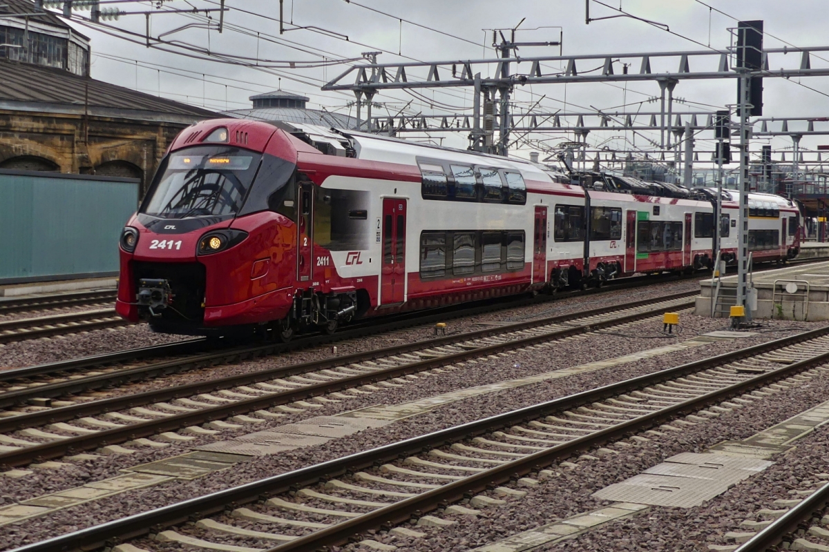 Triebzug 2411, Alstom Corodia Max, ist soeben im Bahnhof von Luxemburg losgefahren, um die Strecke nach Diekirch zu bedienen. 15.10.2024