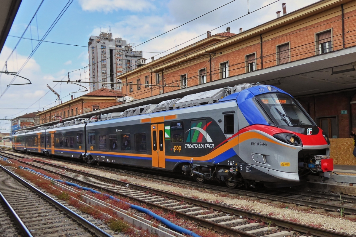 Triebzug ETR 104 261 A steht am Bahnsteig in Ferrara bereit, um seine Fahrt nach Ravenna anzutreten. 08.05.2025