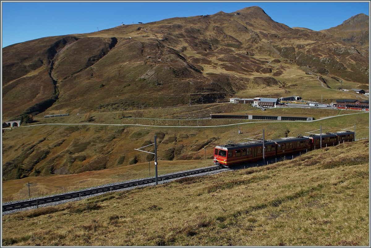 Trotz des dichtem Fahrplans ist es nicht einfach JB und WAB Züge auf Streckenfahrt gemeinsam auf das Bild zu bekommen.
Hier ist im Vordergrund ein Bergwärts fahrende JB Zug und im Hintergrund ein talwärts fahrender WAB zu erkennen.
9. Okt. 2014